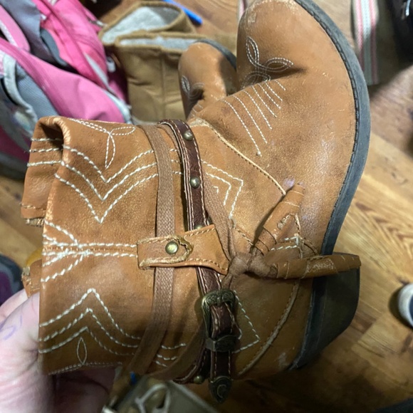 9 pairs of Kids shoes girls' sizes 4. Lightly worn and brand new - Picture 3 of 8